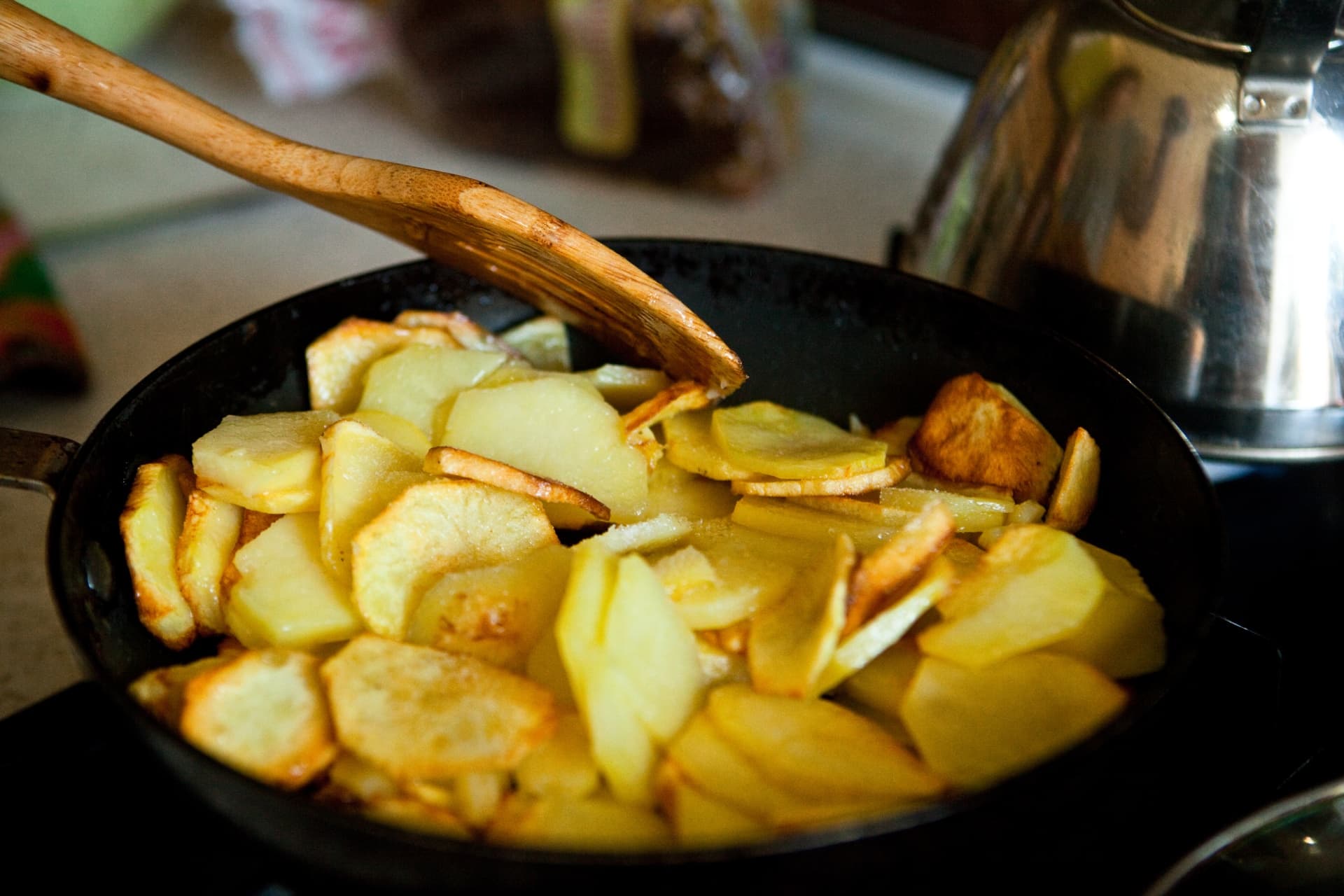 Пожарить картошку с луком на сковороде корочкой. Жареная картошка кружочками. Картофель жареный кружочками. Жареная картошка кольцами. Жареная картошка кружочками на сковороде.