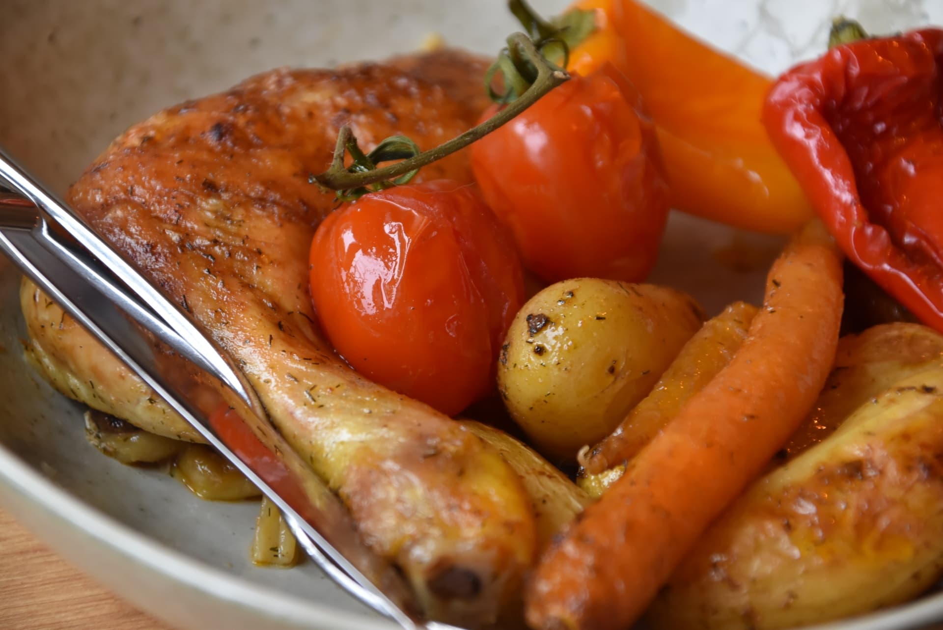 КУРИЦА, ЗАПЕЧЁННАЯ С ОВОЩАМИ